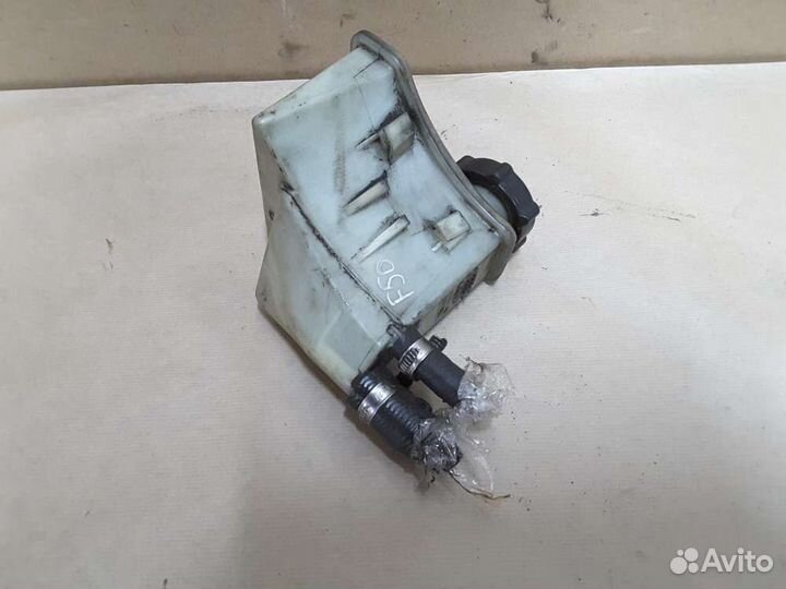 Бачок гидроусилителя на Ford Mondeo I