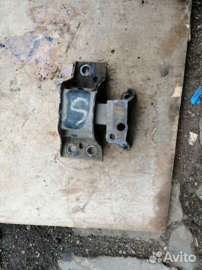 Опора двигателя правая Nissan Note E11