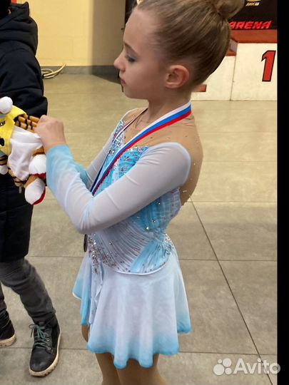 Костюм для выступлений по фигурному катанию