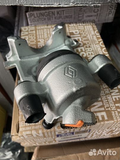 Правый передний суппорт 410016069R