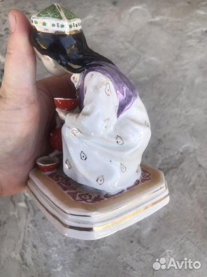 Фарфоровые статуэтка.Узбечка с чайником