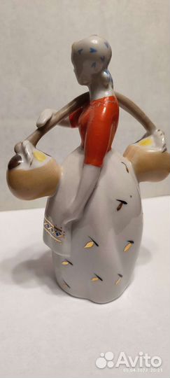 Статуэтка Девушка с коромыслом. зхк Полонное