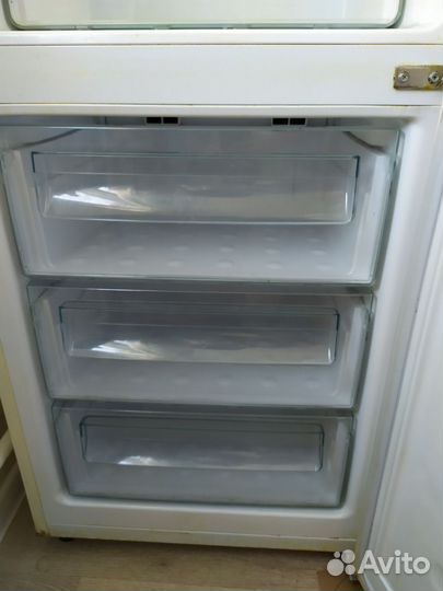 Холодильник (работает только морозилка)