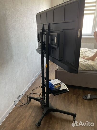 Стойка для телевизора на колесах