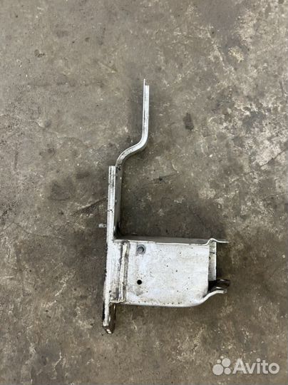 Кронштейн усилителя правый bmw x5 x6 f15,16,85,86