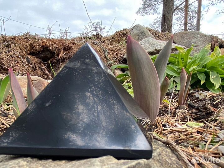 Пирамида из Карельского шунгита полированная