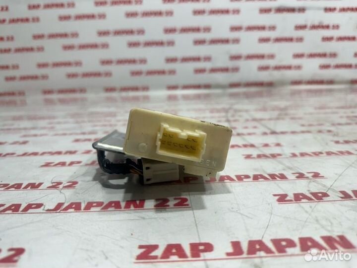 Блок реле Mitsubishi L200 K74T 4D56 2002