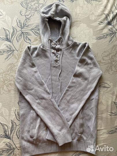 Свитер с капюшоном