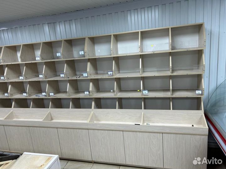 Торговая витрина из дерева