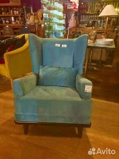 Кресло голубое из велюра