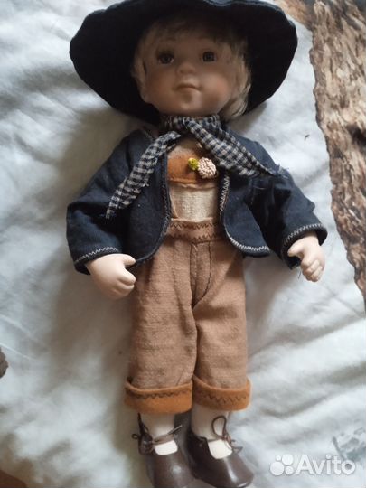 Кукла фарфоровая