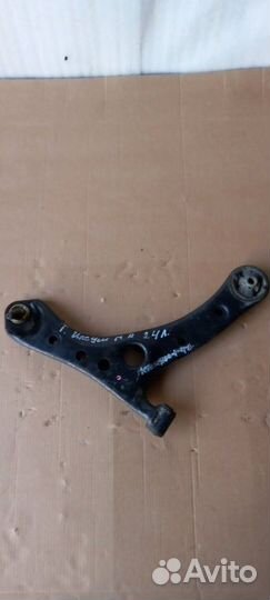 Рычаг подвески нижний передний правый Toyota Ipsum