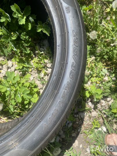 Pirelli P Zero 295/35 R21