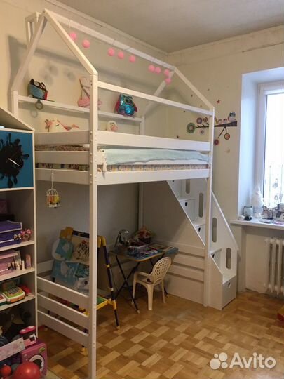 Кроватка домик чердак с лесницей -комодом