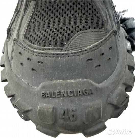 На Руках Balenciaga Defender 46 Размер