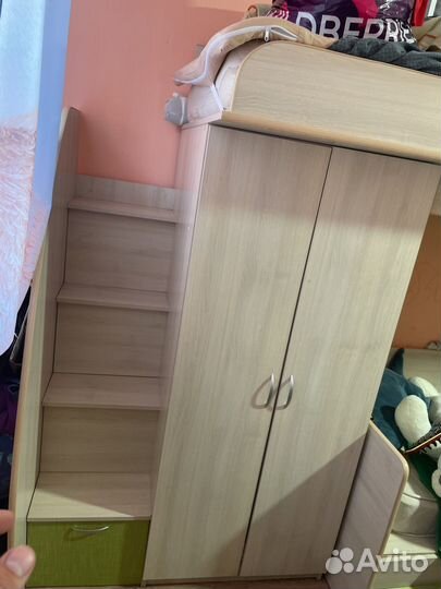 Детская двухярусная кровать со столом