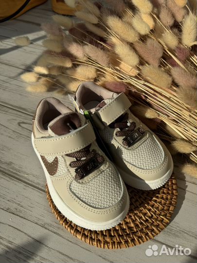 Кроссовки детские бежевые