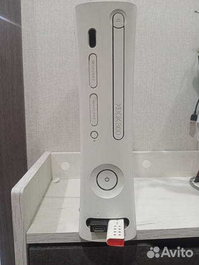 Продам xbox 360 прошитый, игры качаются с интернет