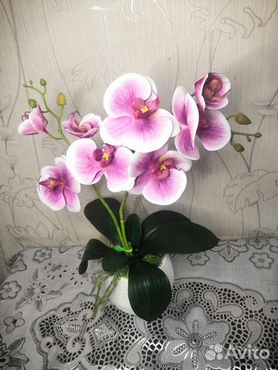 Композиция из искусственных орхидей