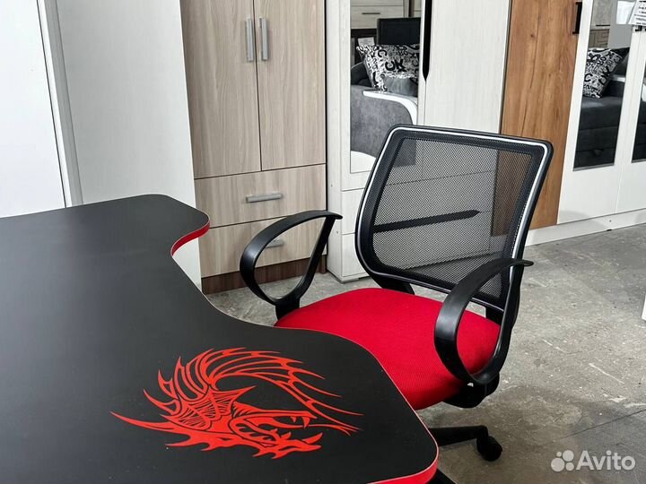 Компьютерный игровой геймерский стол