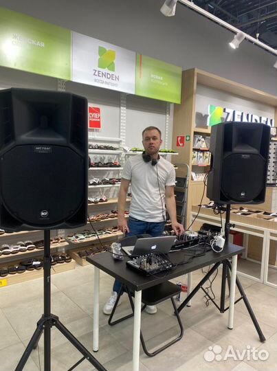 Диджей с оборудованием DJ