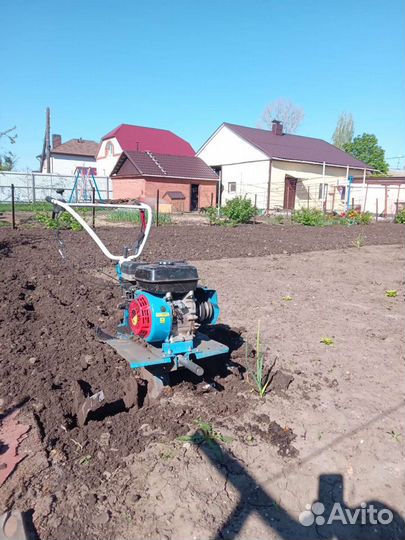 Впашка земли профессиональным мотоблоком