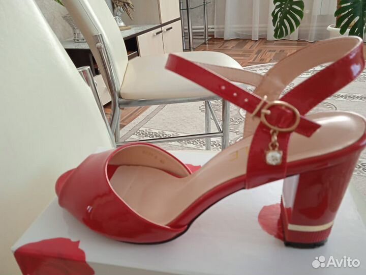 Босоножки 39