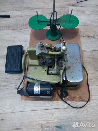 Продам оверлок советский
