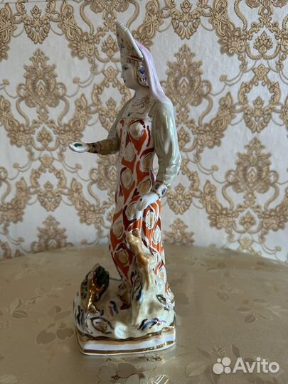 Фарфоровая статуэтка 