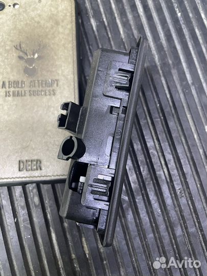 Кнопка открывания багажника VAG