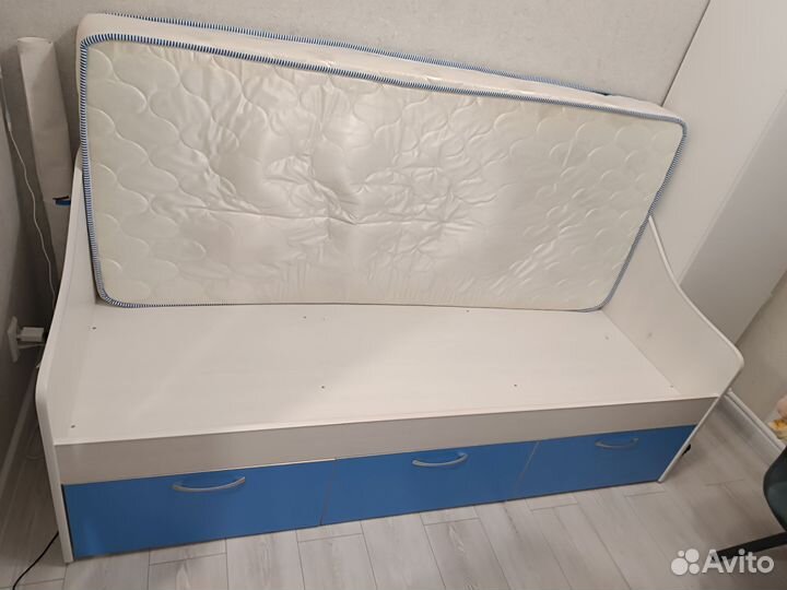 Кровать с выдвижными ящиками