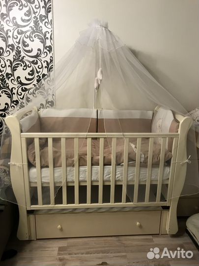 Детская кроватка с маятником и ящиком