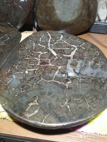 Две половинки одного целого септария в разрезе