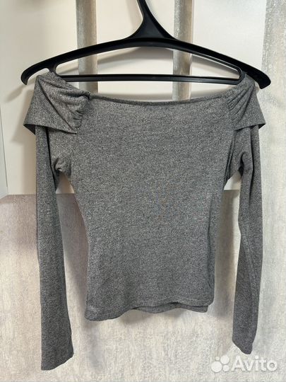 Трендовый лонгслив со спущенными плечами