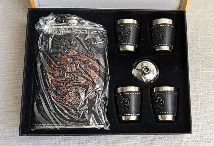 Подарочный набор: фляжка 250мл со стопками