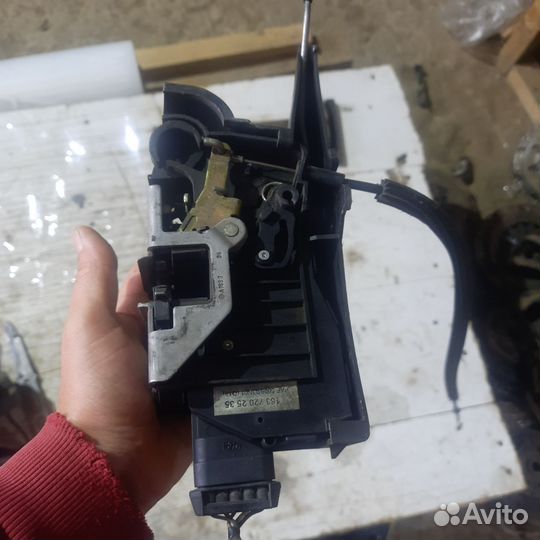 Замок передней левой двери