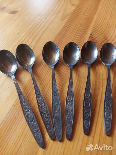 Мельхиоровых вилки, ложки, ножи