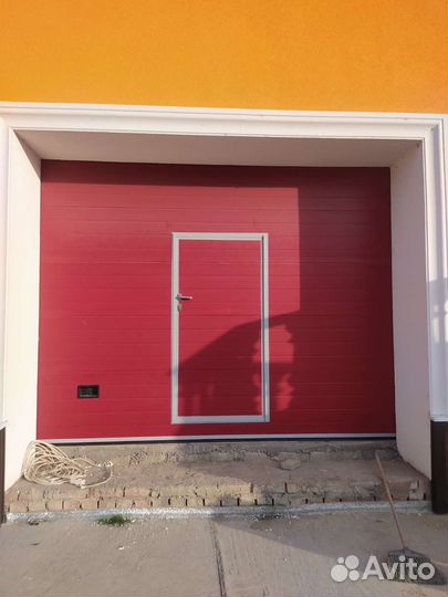 Врезка калитки в секционные ворота