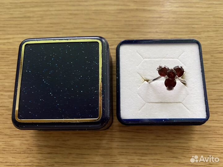 Кольцо с гранатом