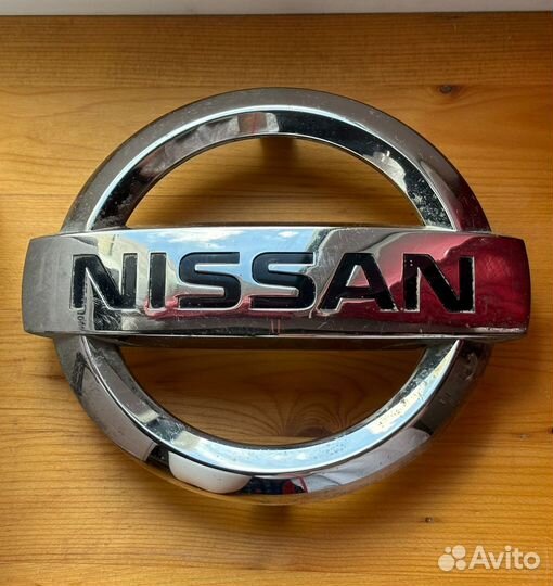 Эмблема Nissan X-Trail