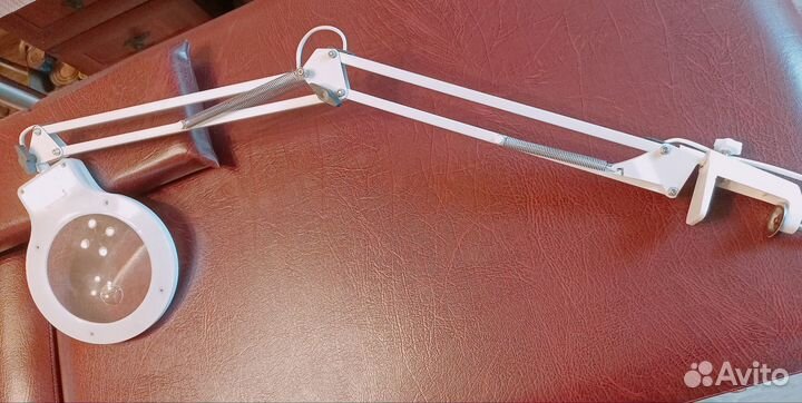 Лампа с лупой на струбцине