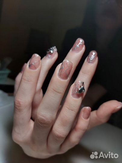 Модель на маникюр