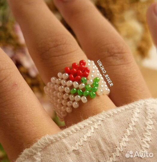 Авторское кольцо из бисера с тюльпаном