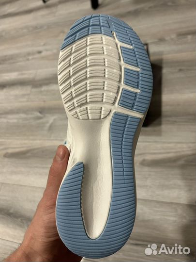 Женская спортивная обувь