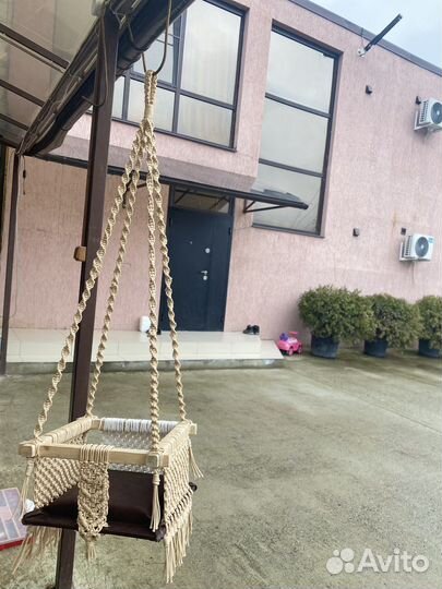 Детская подвесная качель в технике макраме