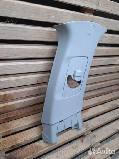 Обшивка центральной стойки правая верхняя 7211A198