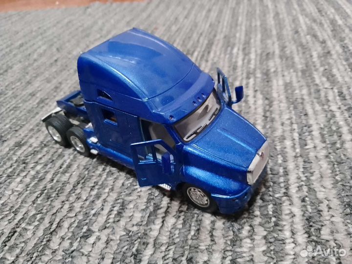 Грузовик игрушка