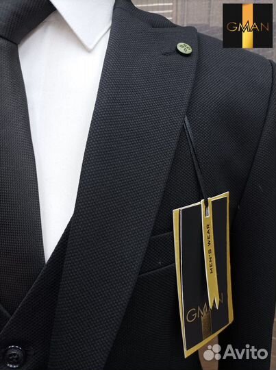 Мужской классический костюм черный тройка