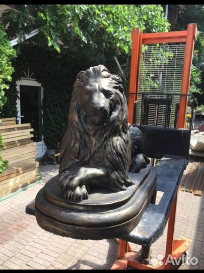 Скульптура льва