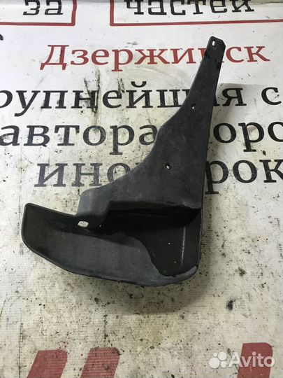 Брызговик передний левый Nissan Pathfinder